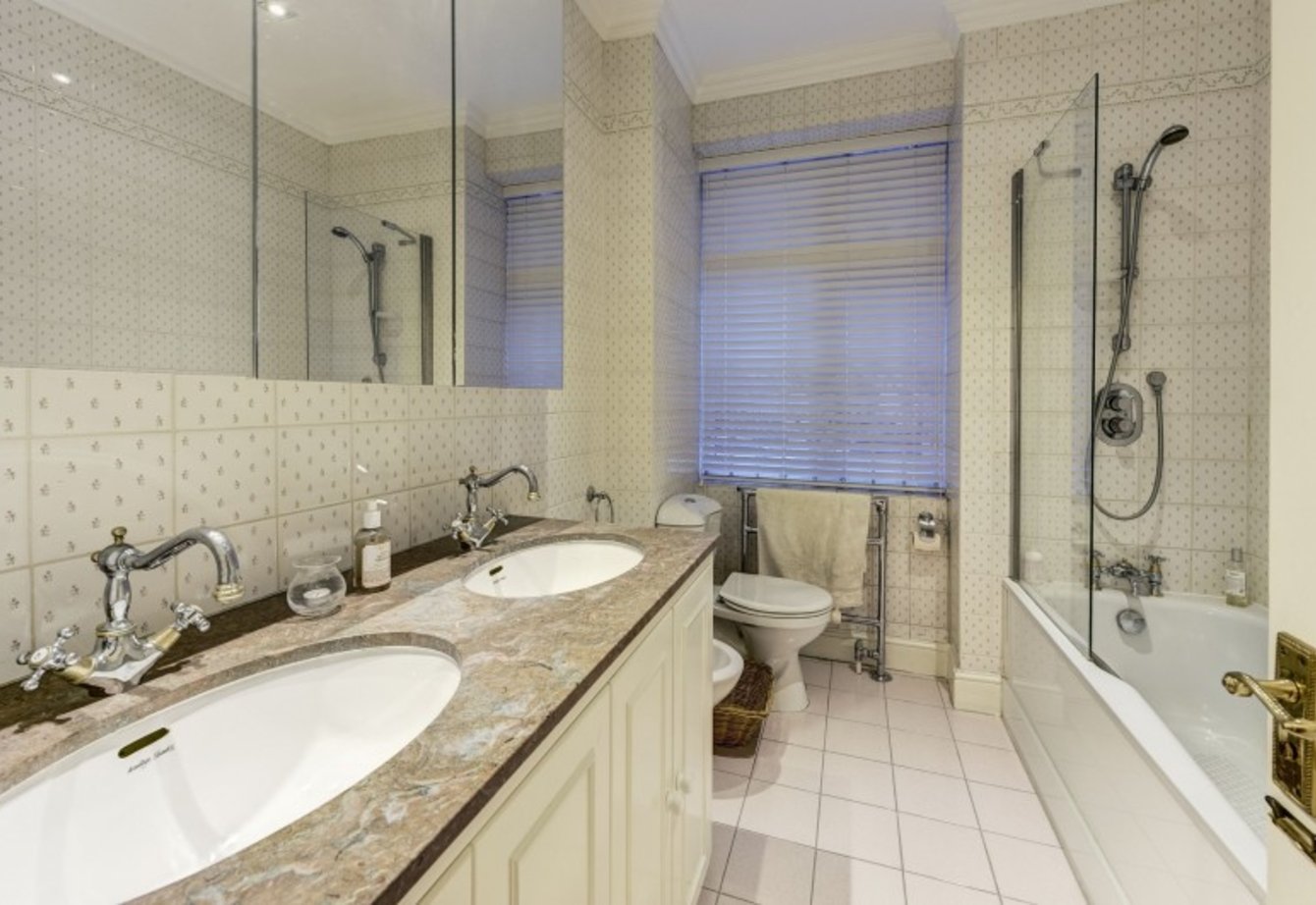 sold-avenue-close-london-72-view2
