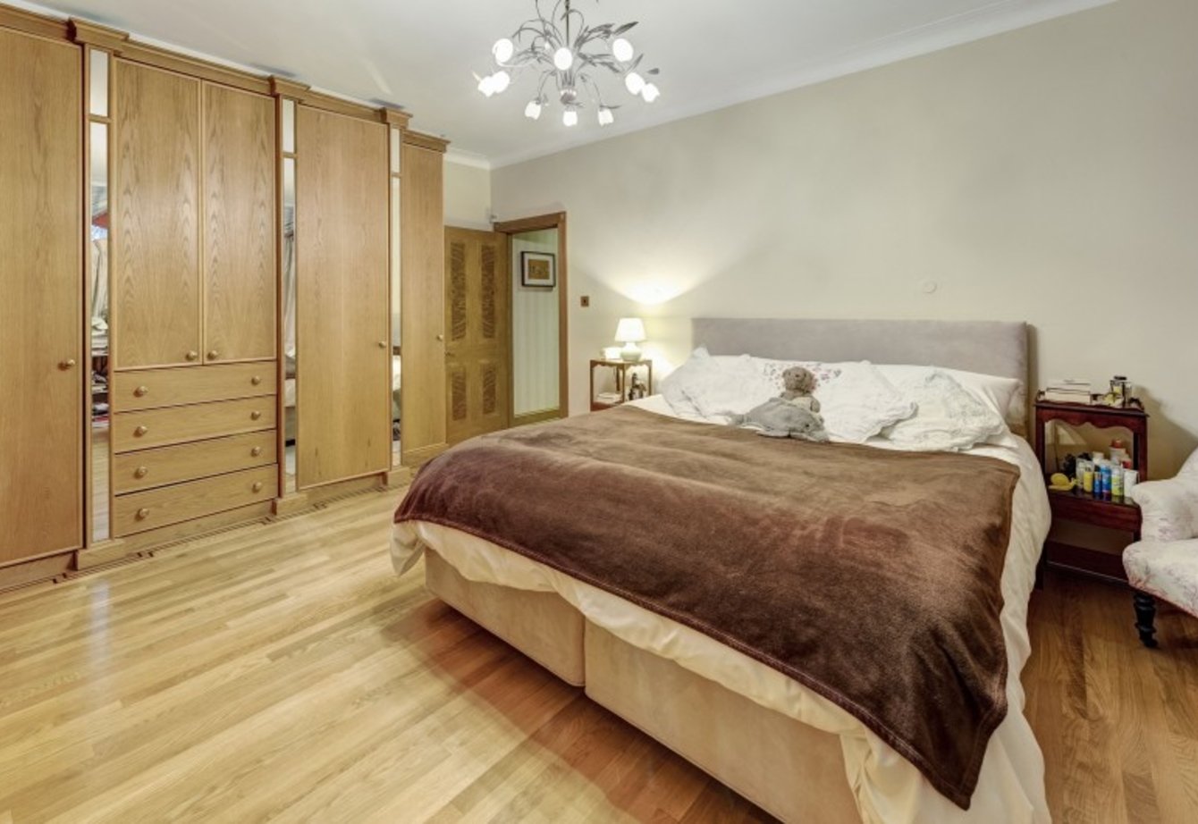 sold-avenue-close-london-72-view3