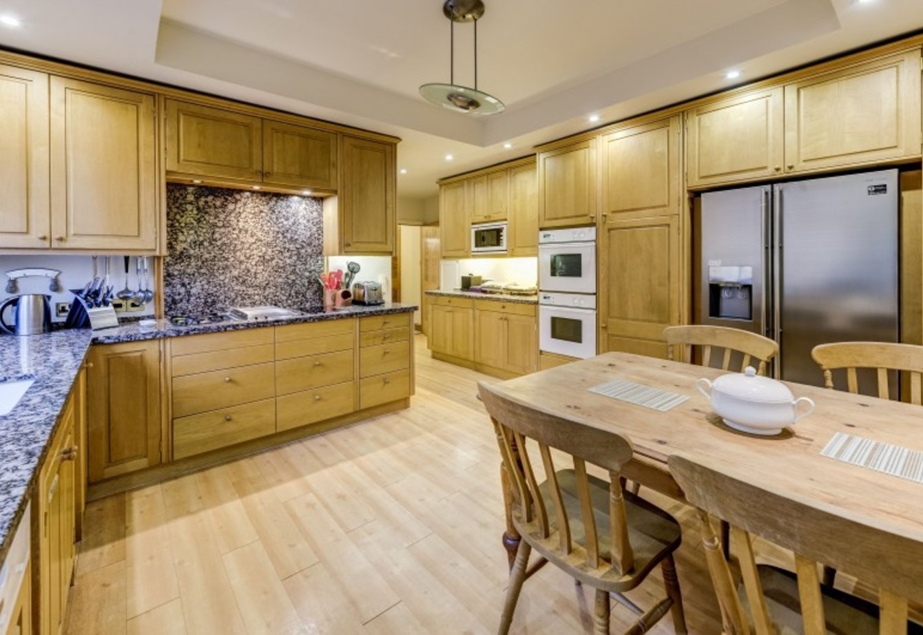 sold-avenue-close-london-72-view4